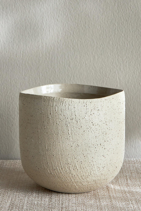 Octavia ceramic planter in speckled cream finish for indoor plants
