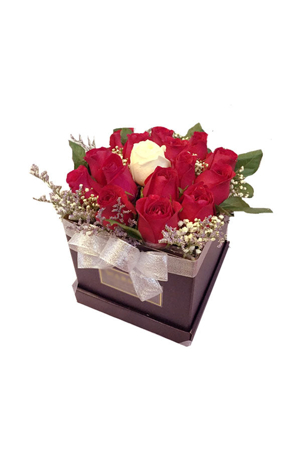 Schachtel mit Rosen und Füllmaterial – Blumen-Geschenkbox